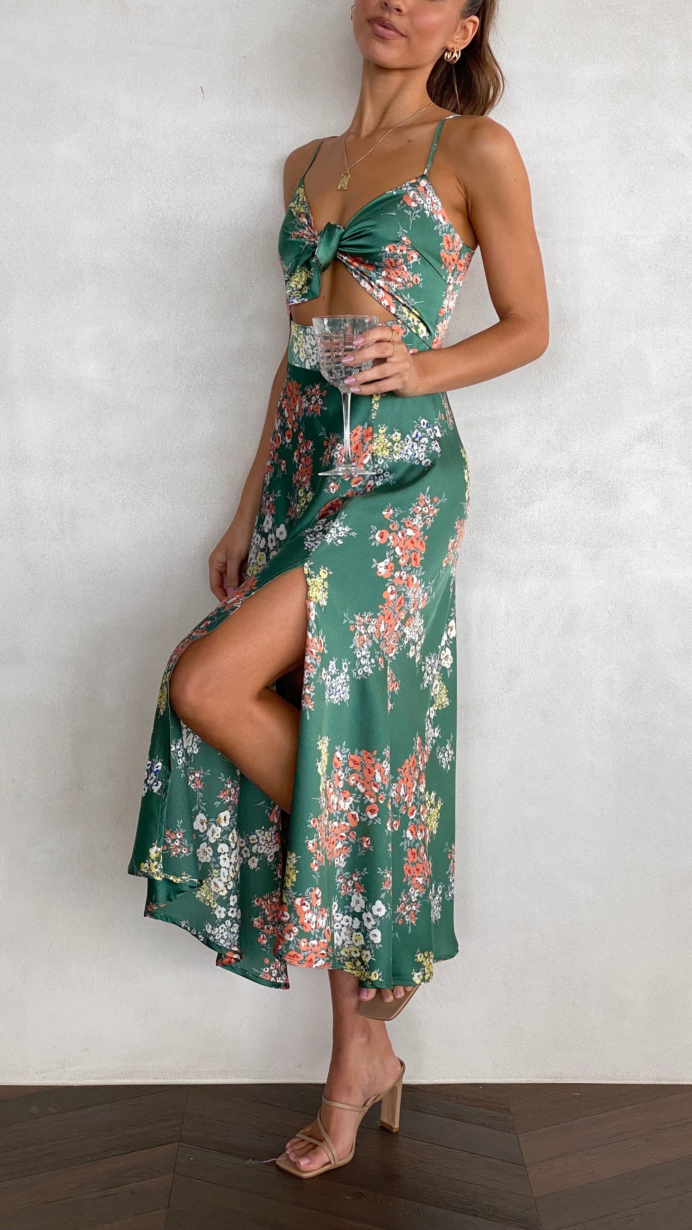 Elowen™ – Airy Midi Dress with Floral Print and Open Back