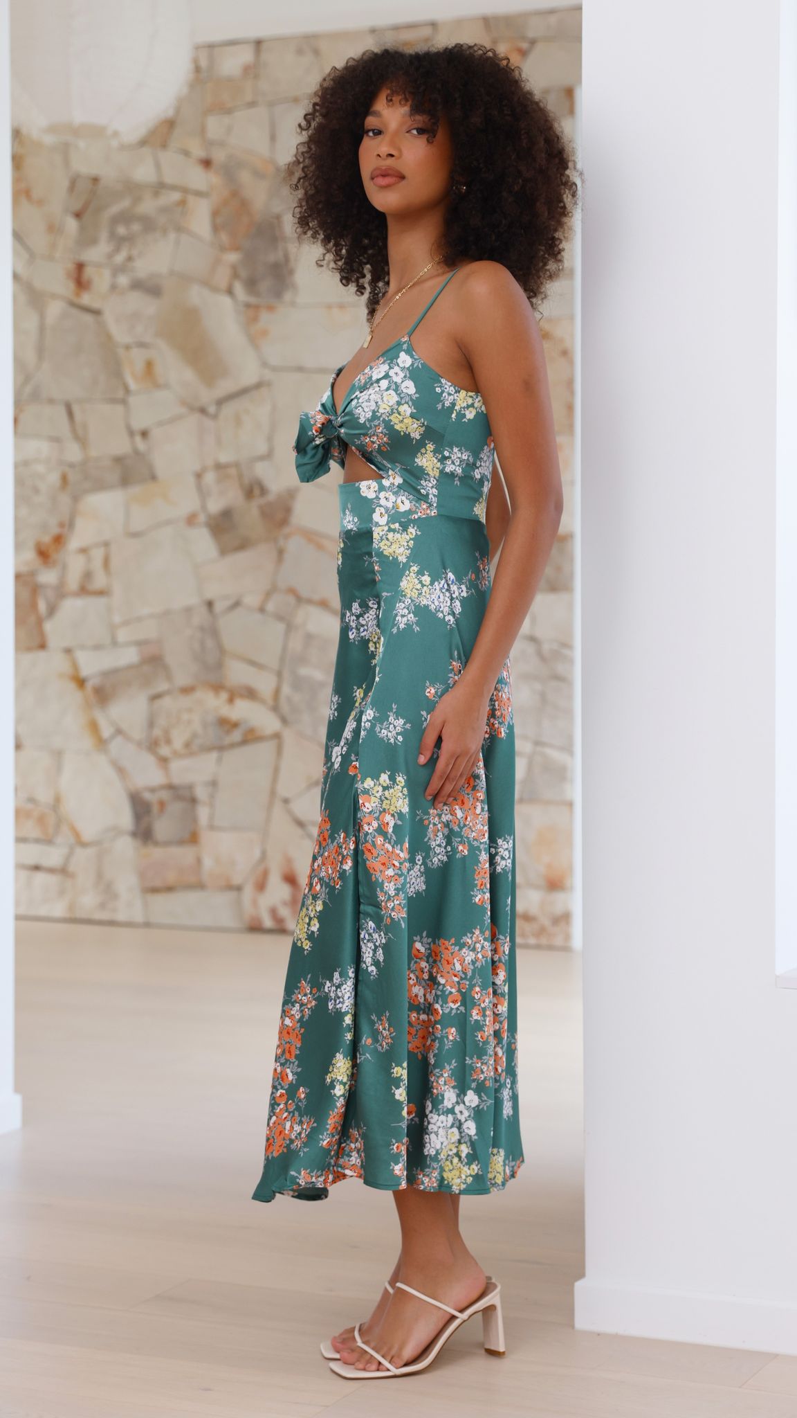 Elowen™ – Airy Midi Dress with Floral Print and Open Back