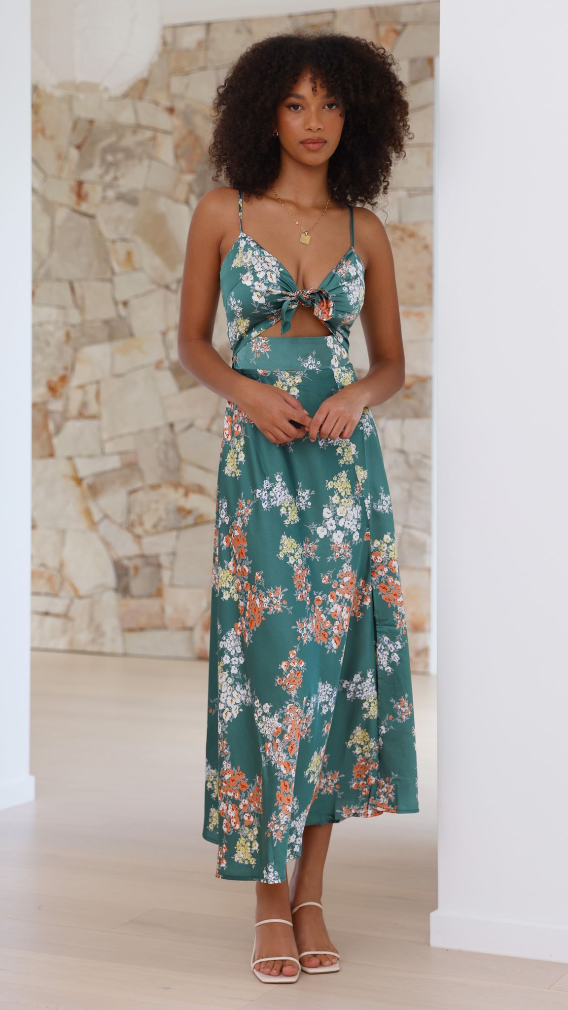 Elowen™ – Airy Midi Dress with Floral Print and Open Back