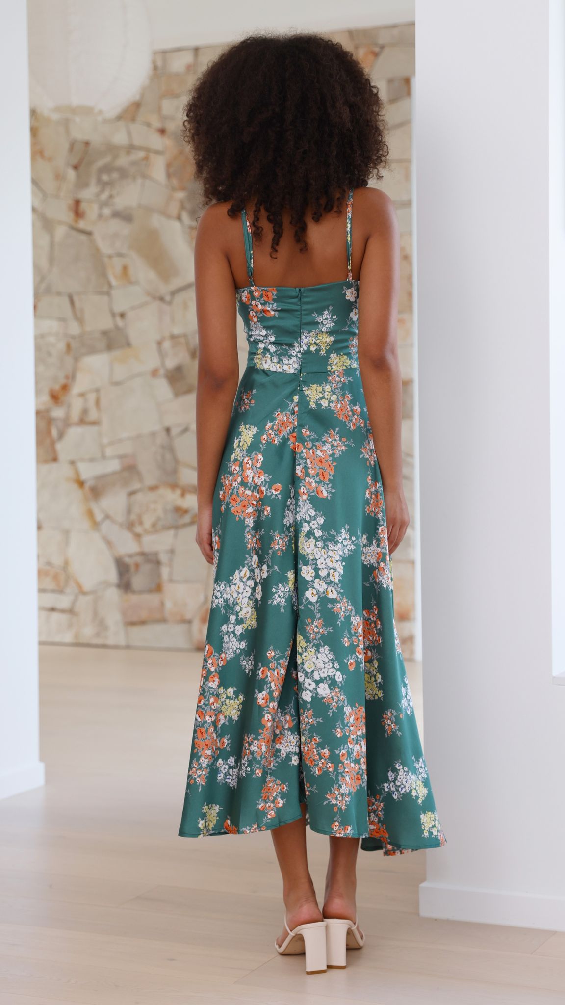 Elowen™ – Airy Midi Dress with Floral Print and Open Back
