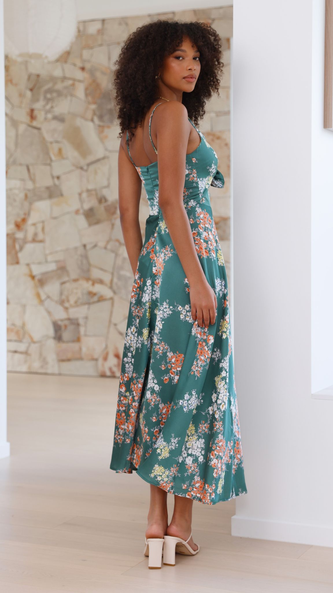 Elowen™ – Airy Midi Dress with Floral Print and Open Back
