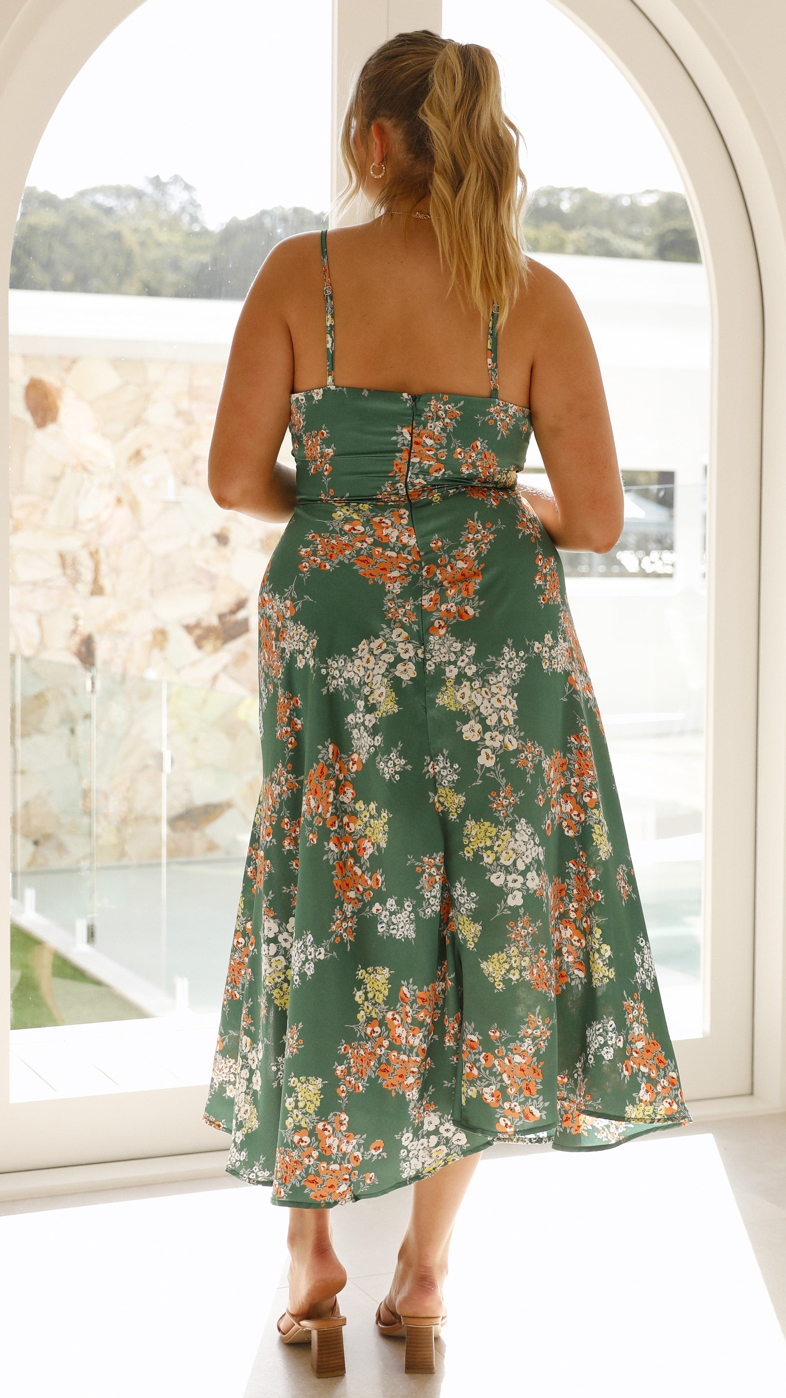 Elowen™ – Airy Midi Dress with Floral Print and Open Back