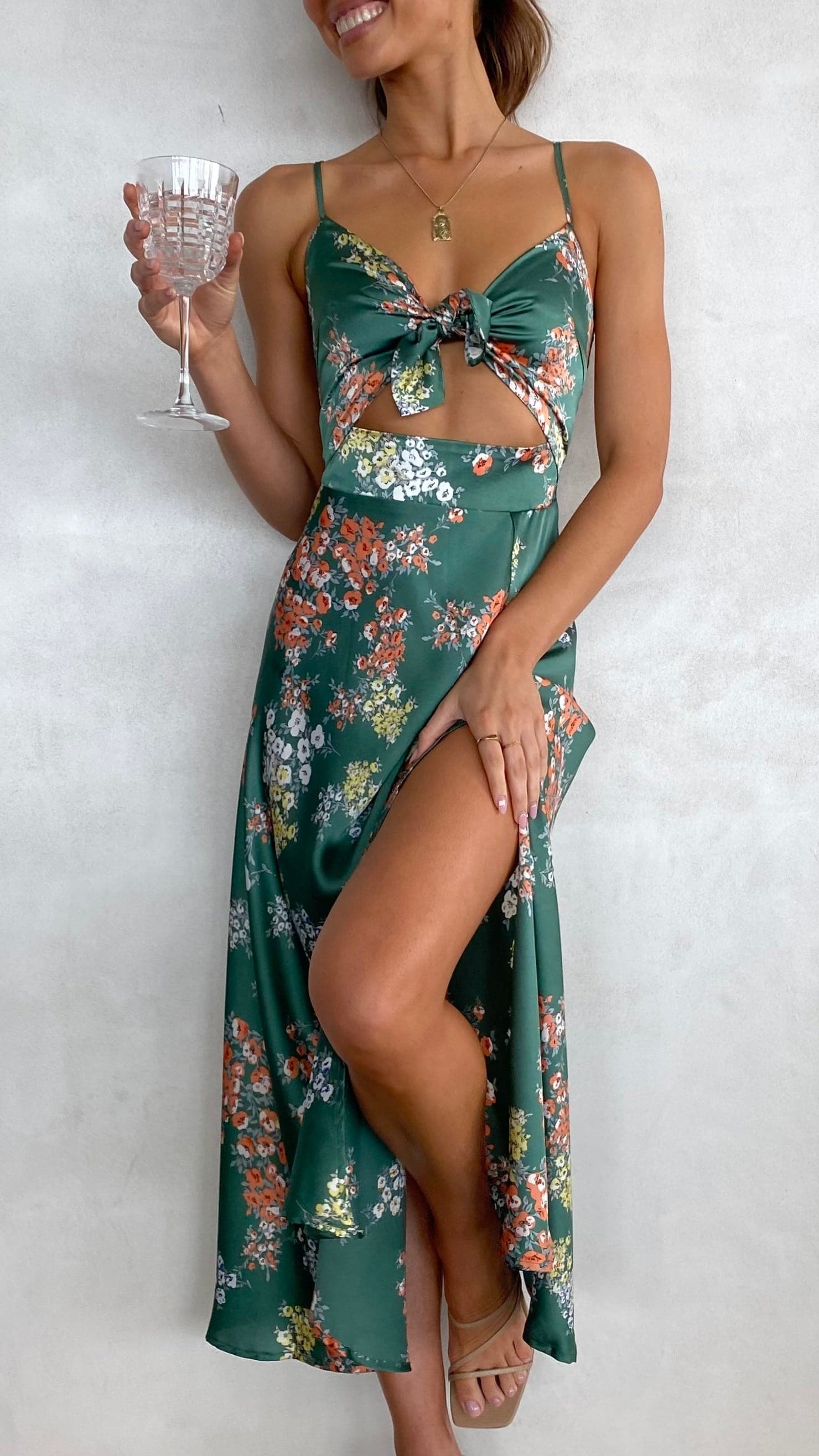 Elowen™ – Airy Midi Dress with Floral Print and Open Back